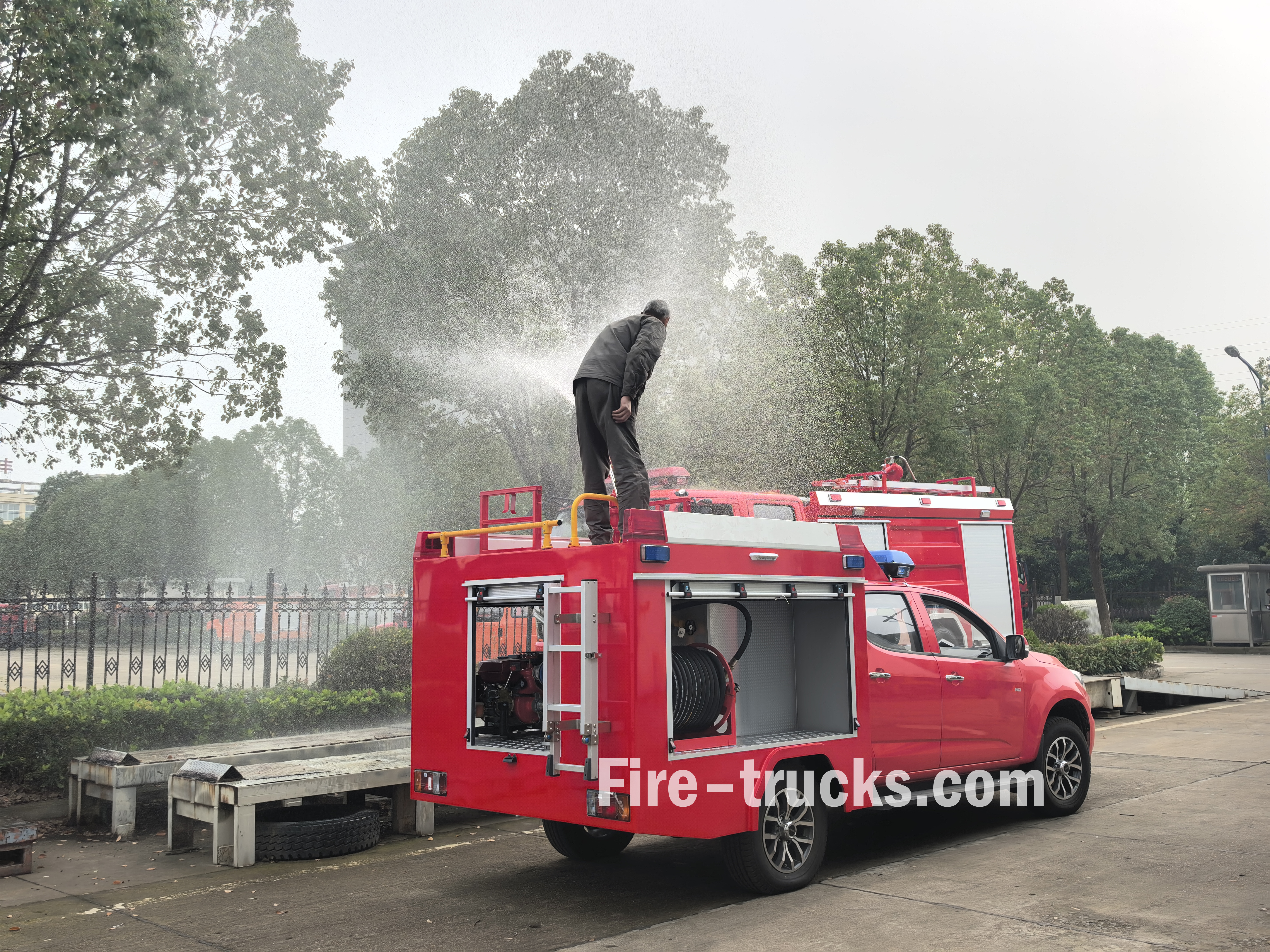Isuzu 4x4 off road 500L foam fire truck