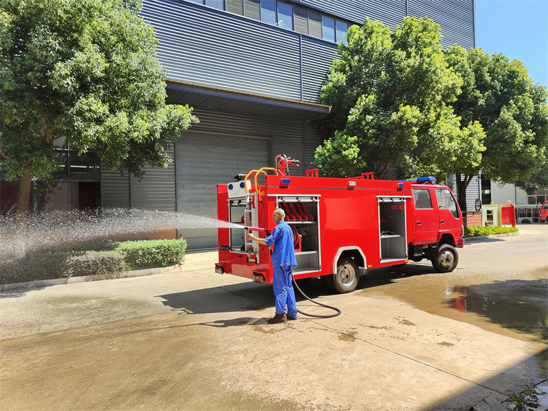 Isuzu 100P 4x4 crew row water fire vehicle